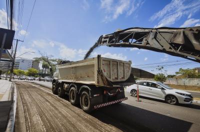 Dezessete ruas da Capital terão trechos de asfalto recuperados 
