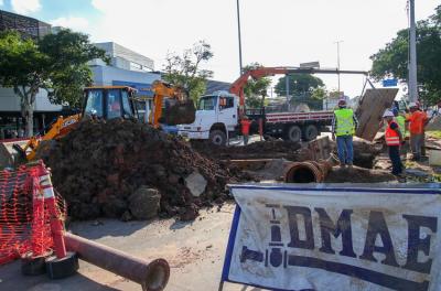 Dmae programa serviço no bairro Petrópolis