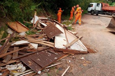 DMLU retira 20 toneladas de resíduos em limpeza na Lomba do Pinheiro