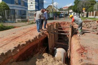 Uma das obras de drenagem na Zona Norte beneficia o entorno do Posto de Saúde do bairro Rubem Berta.