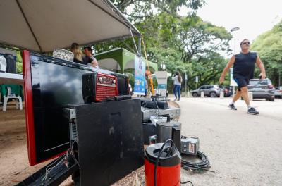 Drive-thru de resíduos eletrônicos coletou XX toneladas no Parcão