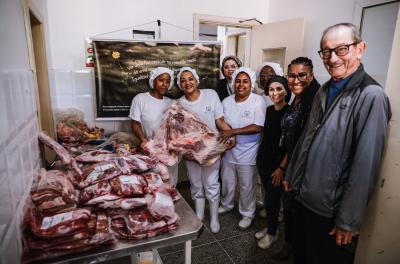 Entidades recebem meia tonelada de carne doada pela Expochurrasco