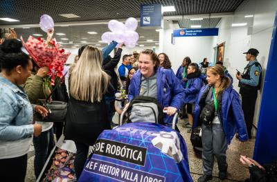 Alunos da Lomba do Pinheiro premiados no mundial de robótica retornam a Porto Alegre