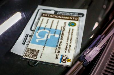 O uso da credencial é obrigatório para garantir o direito à vaga reservada