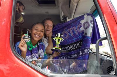 Carreata da Vitória: alunos premiados no mundial de robótica são recebidos com festa na Lomba do Pinheiro