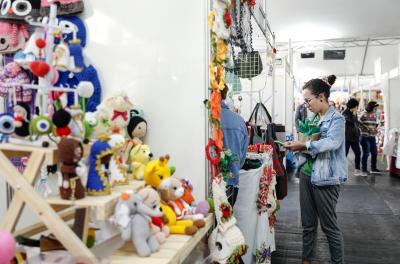 Feira alusiva ao Dia das Mães acontece no Largo Glênio Peres