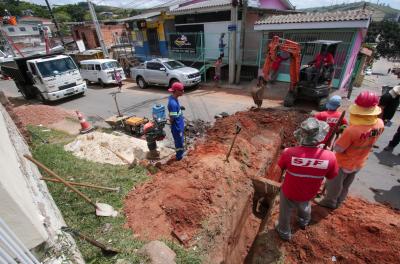 Dmae realiza conserto para retomar abastecimento de água na região da zona Leste