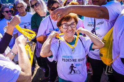 Centenas de idosos participam da 1ª Caminhada Segura na Orla do Guaíba