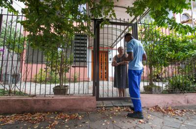 Novos bairros começam a receber recadastramento e troca de hidrômetros em Porto Alegre