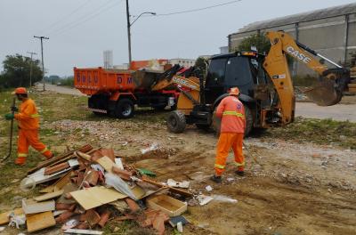 DMLU retirou 30 toneladas de resíduos em limpeza no bairro Sarandi