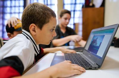 Escolas municipais estimulam uso da inteligência artificial em sala de aula