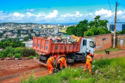 DMLU retirou 62 toneladas de resíduos em limpeza no bairro Cristal
