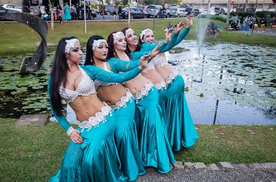 O espetáculo percorre os caminhos trilhados pela dança do ventre ao longo dos séculos