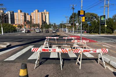 Dmae realiza conserto emergencial em galeria pluvial na zona Leste