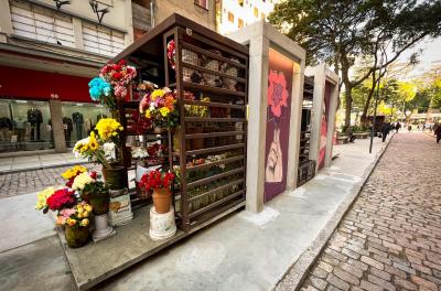 .Floristas retomam operações em bancas revitalizadas na avenida Otávio Rocha