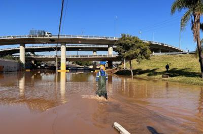 Possível obstrução em galeria pluvial afeta o trânsito da avenida Voluntários da Pátria