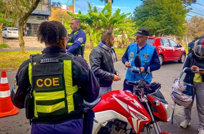 EPTC realiza ações de prevenção de acidentes no trânsito para motociclistas
