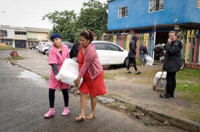 Prefeitura entrega cestas básicas a famílias afetadas pelo temporal