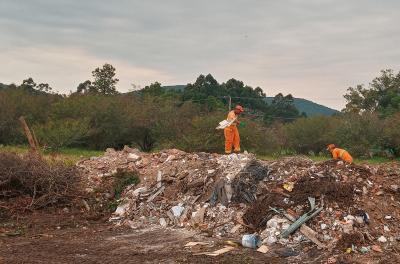DMLU retira 68 toneladas de resíduos em limpeza no Distrito Industrial da Restinga