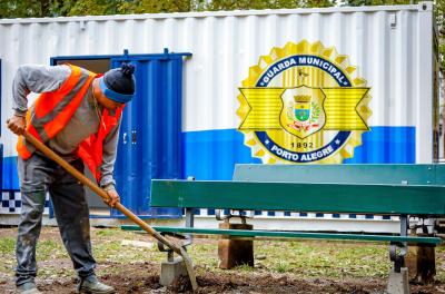 Parque Farroupilha recebe bancos e lixeiras novas 