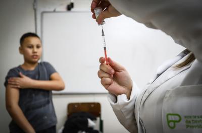Estudantes de quatro escolas serão imunizados no Rolê da Vacina nesta quinta-feira
