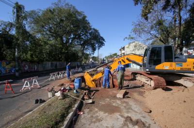 Dmae realiza manutenção em rede pluvial na avenida Eduardo Prado