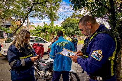 EPTC realiza ação com motoristas no entorno da Rodoviária