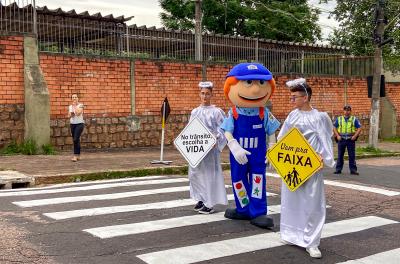 Ação com anjos no entorno das escolas
