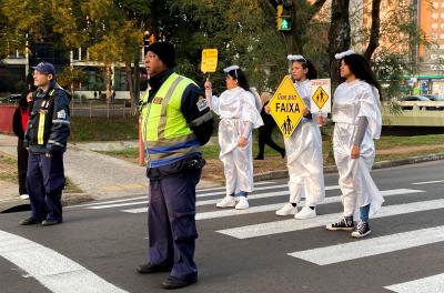 EPTC conscientiza sobre uso da faixa de pedestre nas escolas