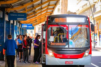 Melo busca recursos para transporte público em Brasília