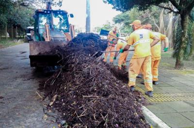 Bairros Guarujá, Ipanema e avenida Otto Niemeyer recebem limpeza pós chuvas