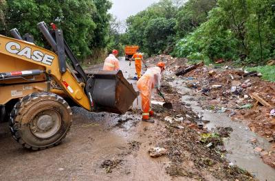 DMLU retira 20 toneladas de resíduos em limpeza no Morro Santana no domingo