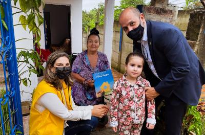 Prefeitura entrega matrículas para moradores da Vila Hípica neste sábado