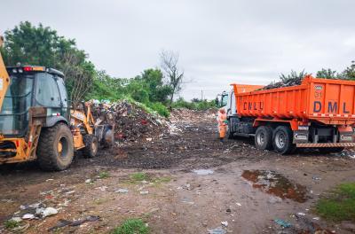 DMLU retira 100 toneladas de resíduos em limpeza na vila Liberdade no bairro Farrapos