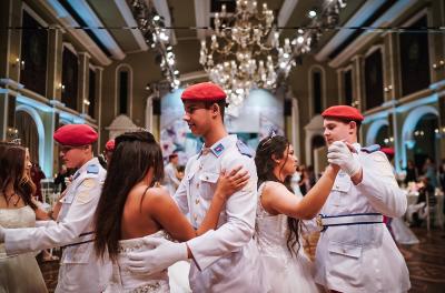 Meninas de projetos sociais de Porto Alegre participam de Baile de Debutantes Solidário