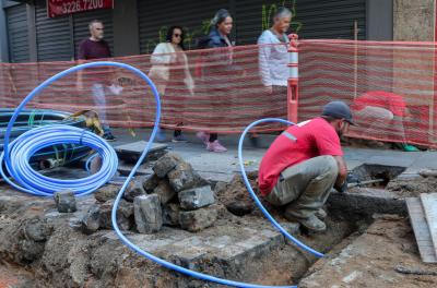 Quadrilátero Central: trecho da rua dos Andradas recebe nova rede de água