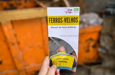 Prefeitura entrega manual de boas práticas em ferros-velhos