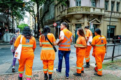 Blitz para correta utilização dos contêineres percorre trecho do Centro Histórico