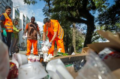 Ação mostra descarte incorreto de reciclável em contêiner para resíduo orgânico e rejeito