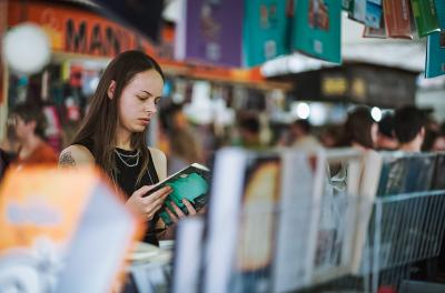 Público aproveita descontos da Feira do Livro neste sábado