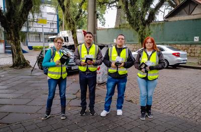 Pesquisadores visitam casas para a pesquisa de mobilidade urbana