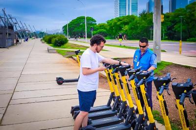 EPTC realiza ação de educação para uso de patinetes