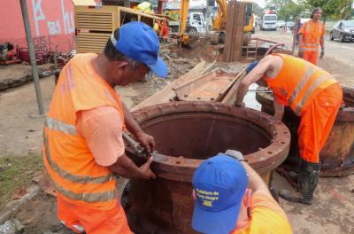 Dmae conserta adutora rompida durante obra na avenida Tronco