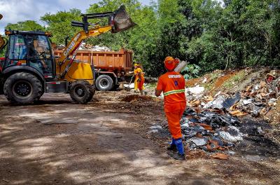 DMLU retira 19 toneladas de resíduos em limpeza na Lomba do Pinheiro