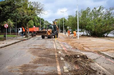 DMLU retira 855 toneladas de resíduos da Orla após enchente do Guaíba