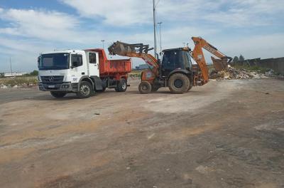 DMLU retira 80 toneladas de resíduos em limpeza no Porto Seco