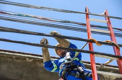 Prefeitura retoma operação para retirada de fios soltos