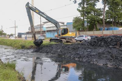 Dmae realiza dragagem e desassoriamento em canais e Arroios da Cidade