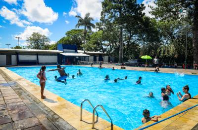 Piscinas públicas oferecem aulas de natação e hidroginástica durante o verão