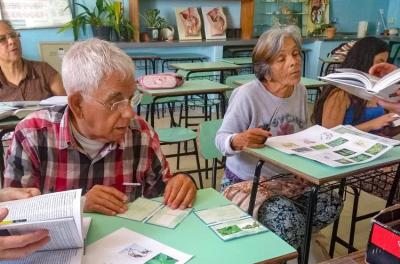 Escolas da rede municipal recebem matrículas para Educação de Jovens e Adultos